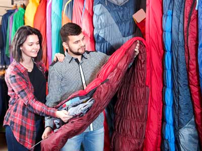 Pärchen beim Schlafsack einkaufen