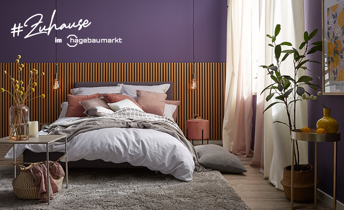 schön eingerichtetes und eingelebtes Schlafzimmer mit einem Bett und einem Teppich