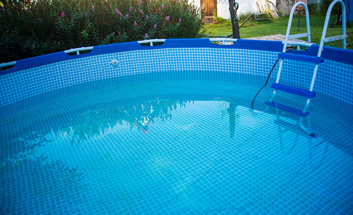 Pool mit Leiter im Garten