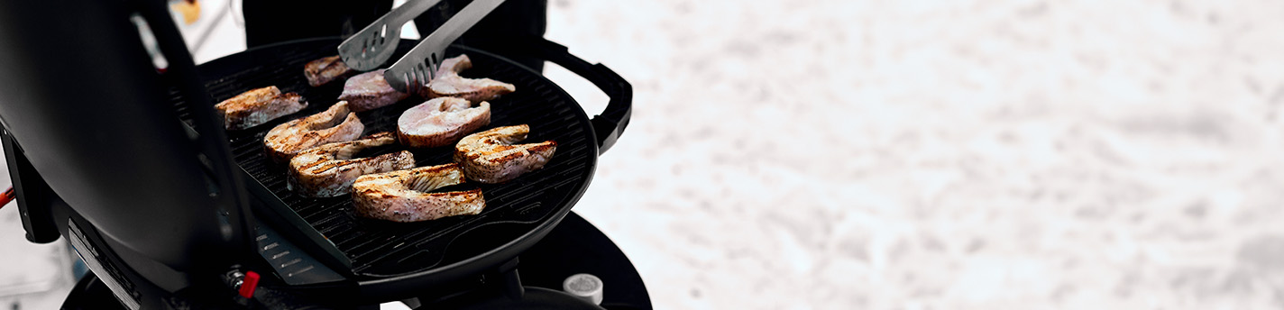 Grill mit Grillzange