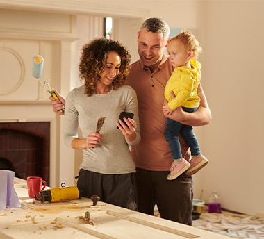 Familie die aufs Tablet guckt zum Newsletter