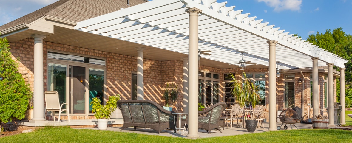 Große Pergola über einer Terrasse