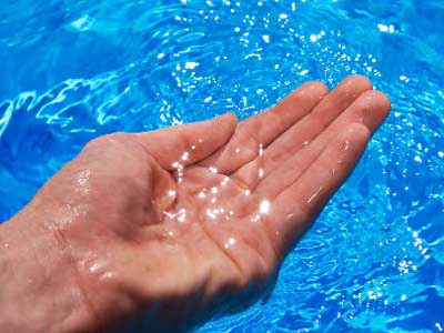 Hand in Poolwasser