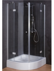 Die Kabine einer Runddusche mit transparenten Glaswänden und verchromten Scharnieren steht auf einer weißen Duschtasse. Die Wand dahinter ist dunkel gefliest, der Boden besteht aus Holzoptik