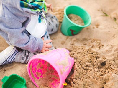 Kind im Sandkasten