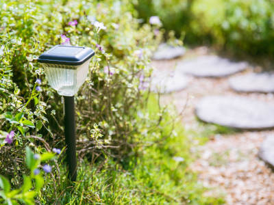 Solarlampe am Gartenweg